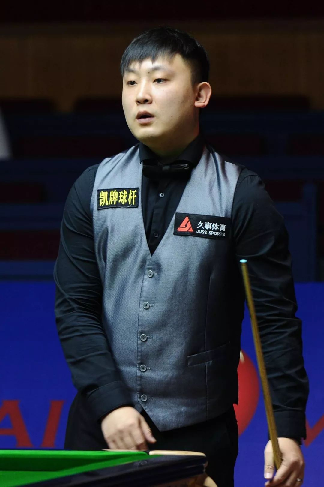 两侧草丛的 两侧草丛的